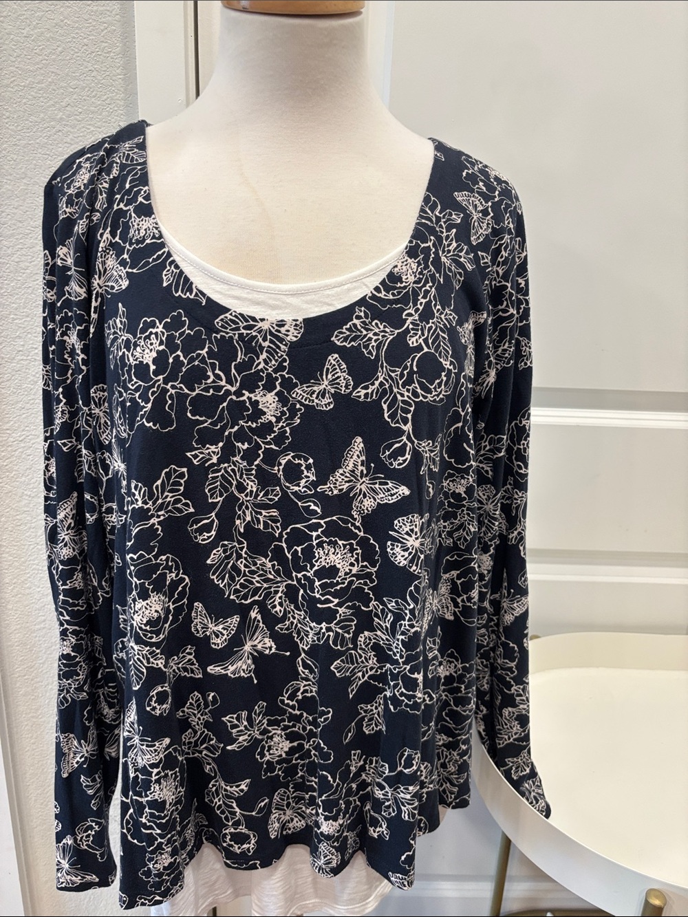 EUC J. Jill Navy Long-Sleeve Scoop Neck Top with White Floral & Butterfly Print